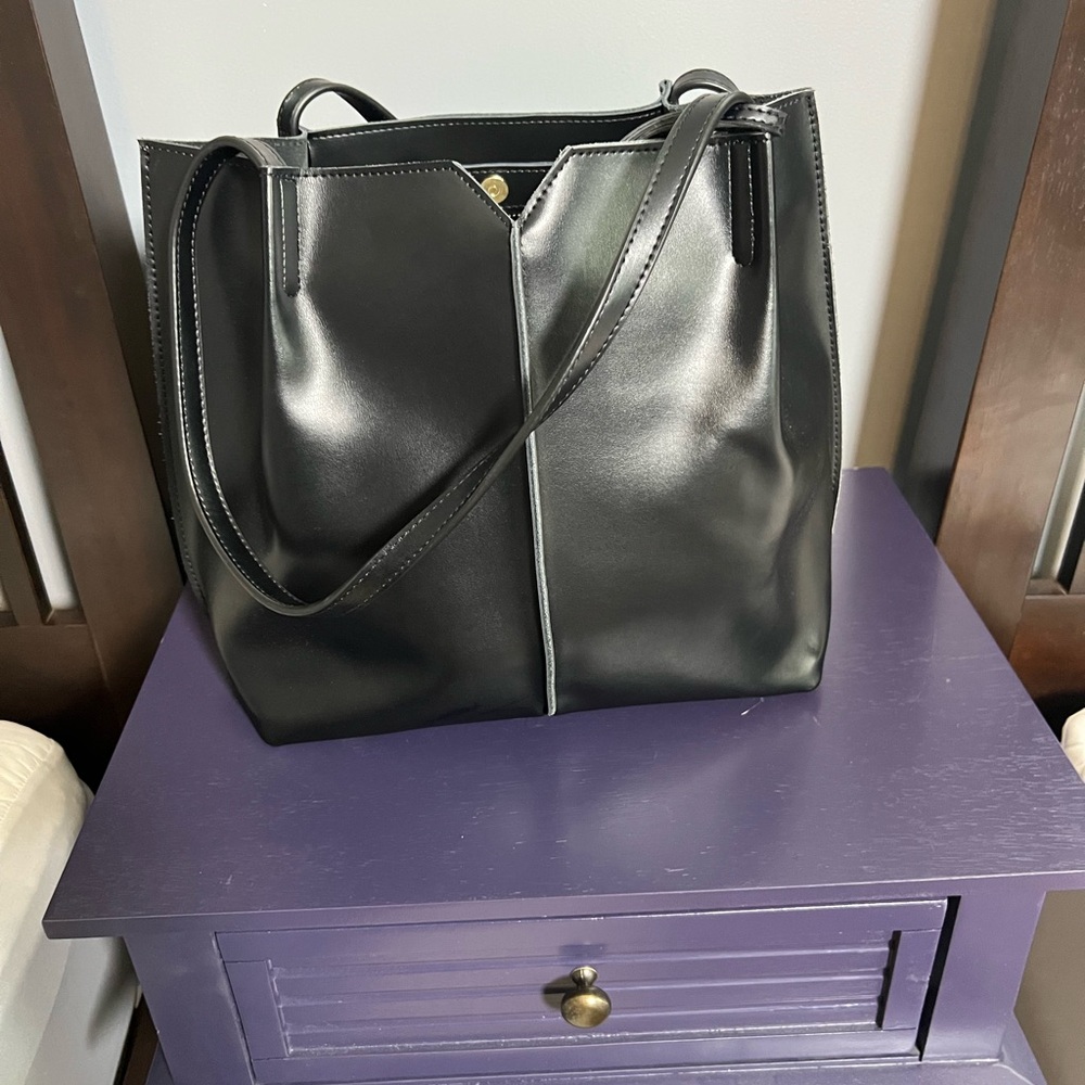 Sleek Black Leather Shoulder Bag